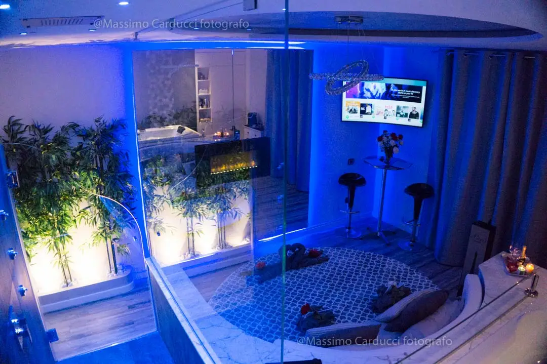 Camera Romantica con Vasca Idromassaggio 2 posti, Caminetto, Doccia a vista e Grande Specchio fronte Letto