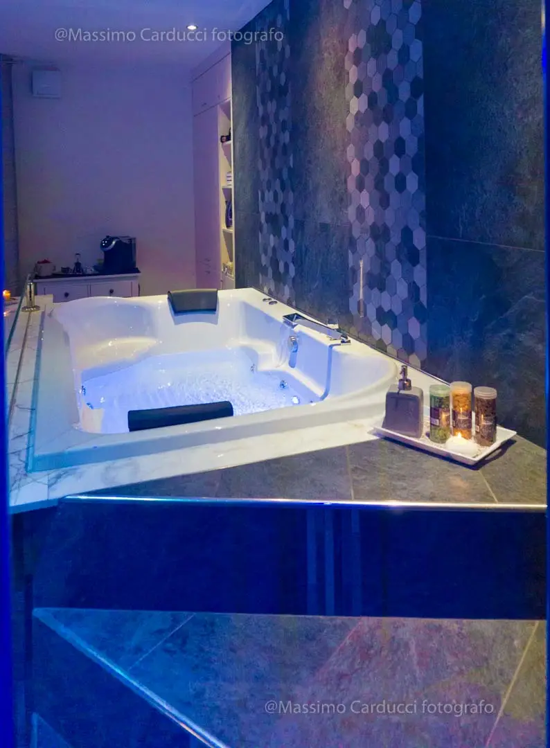 Camera Romantica con Vasca Idromassaggio 2 Posti, Doccia Cromoterapica e Cascata Cervicale